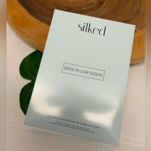 Silked. satin Pillow sleeve NWT